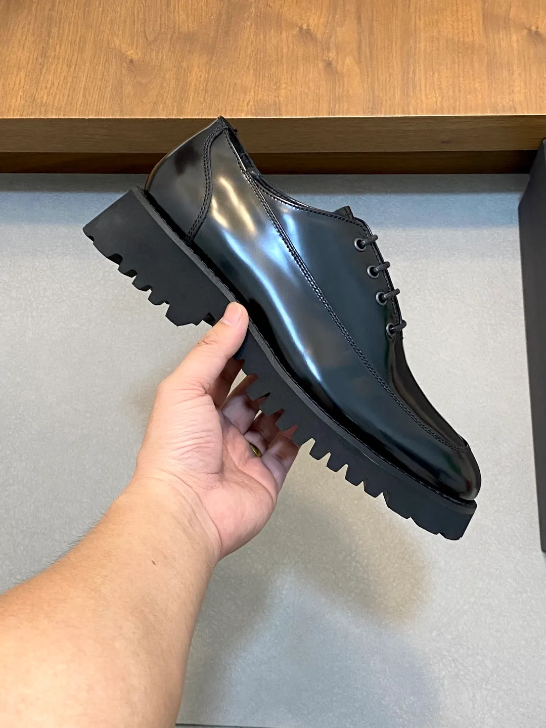 Men's shoes 💰740 VALENTINO Valentino's new men's fashionable casual leather shoes. These leather shoes are made of imported cowhide leather uppers, dyed calfskin lining and calfskin insoles. The upper foot is soft, comfortable and breathable. Comes with complete packaging in the original box! Visible details and quality. Size: 39-44 (customized at 38.45.46)